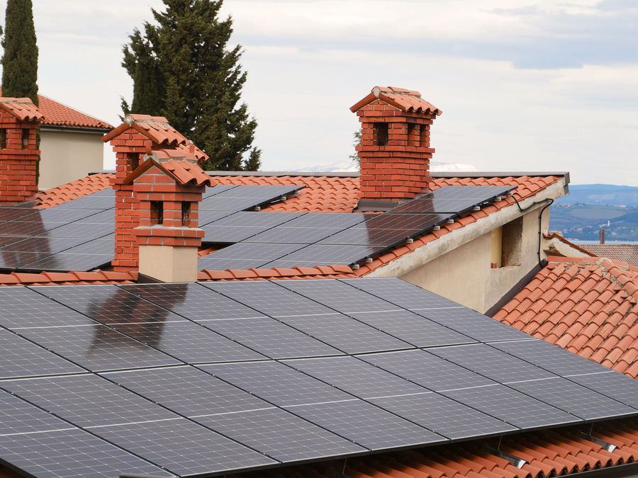 Comment choisir entre un panneau solaire polycristallin et monocristallin ?